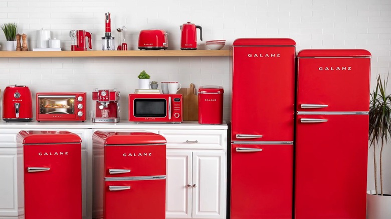 Un conjunto de electrodomésticos Galanz rojos de estilo vintage