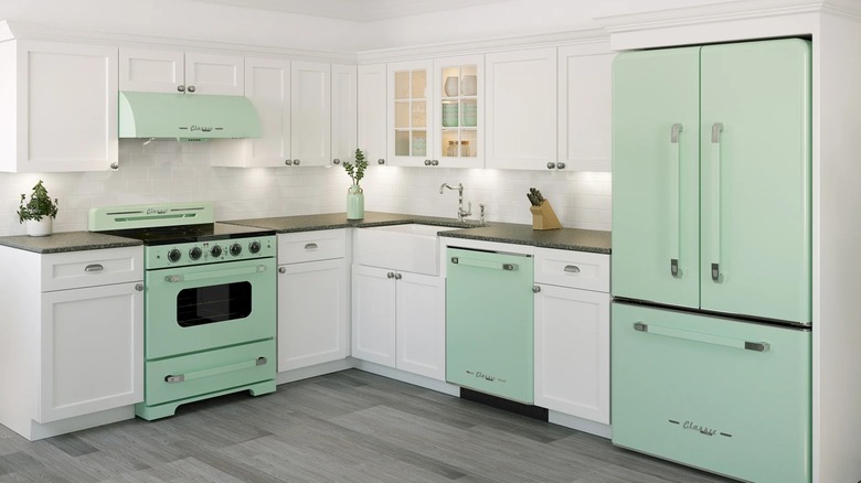Un conjunto de electrodomésticos de cocina únicos de estilo vintage en color verde menta.