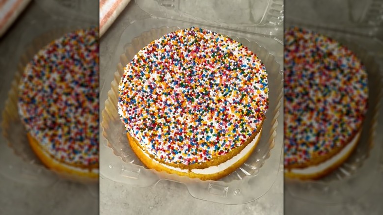 Un pastelito crujiente de vainilla y espolvoreado de Publix en un recipiente de plástico