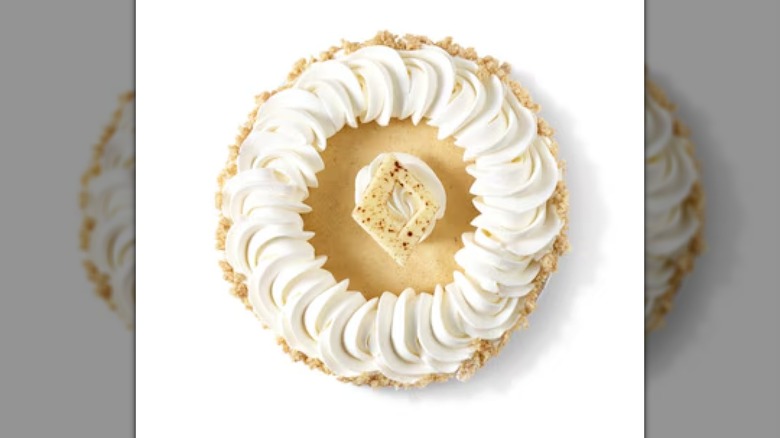 Un Publix Mini pastel de queso crema de calabaza sobre un fondo blanco.