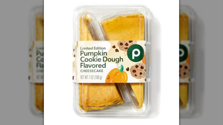 Dos rebanadas de pastel de queso y calabaza con masa para galletas Publix envasados ​​sobre un fondo blanco