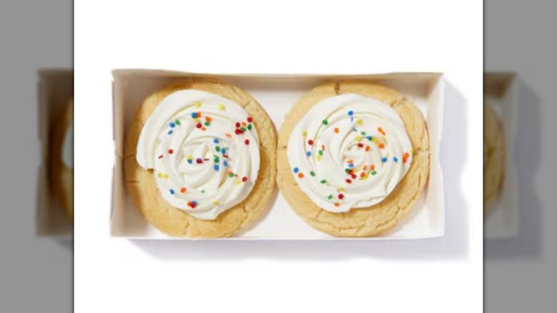 Un paquete de dos galletas Publix Decadent Vanilla Celebration sobre un fondo blanco.