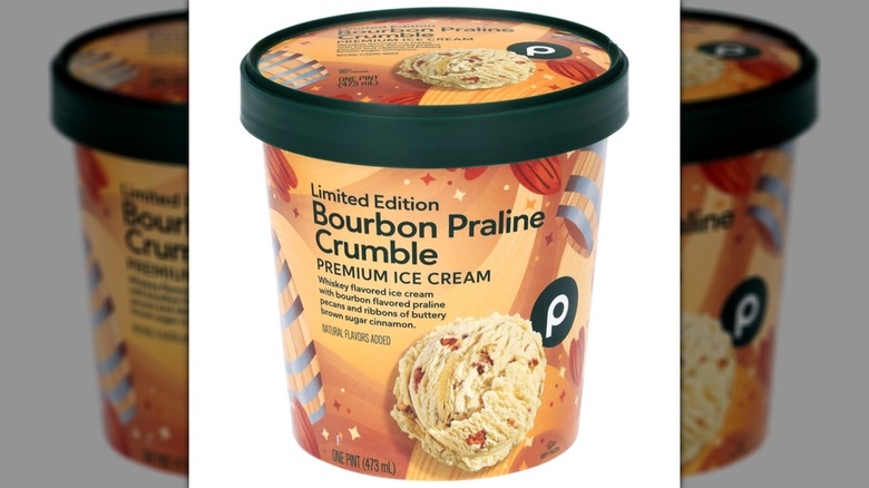 Una pinta de helado Publix Limited Edition Bourbon Praline Crumble sobre un fondo blanco.