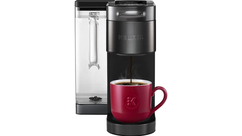 Keurig K-Supreme Plus Smart preparando una taza de café