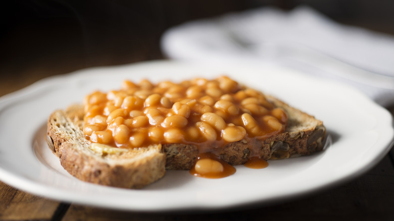 Frijoles británicos sobre una tostada en un plato