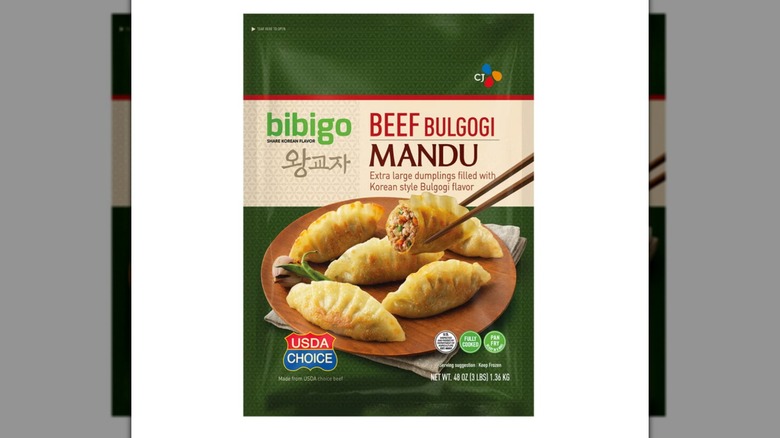 Un paquete de Bibigo Beef Bulgogi Mandu sobre un fondo blanco.