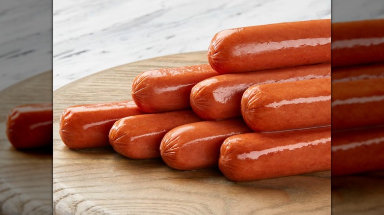 Ocho hot dogs de carne Kirkland sobre una tabla para cortar