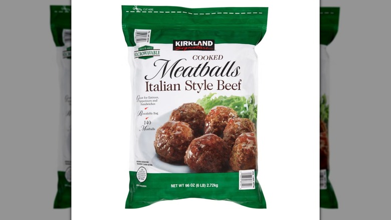 Un paquete de albóndigas de carne estilo italiano Kirkland Signature sobre un fondo blanco.