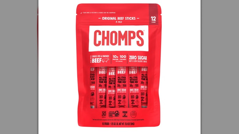 Una bolsa de palitos de carne Chomps sobre un fondo blanco.