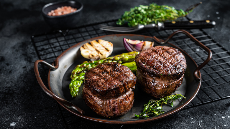 Dos filet mignon a la plancha con espárragos