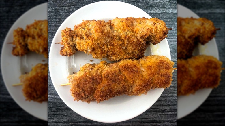 Pollo de ciudad en plato blanco